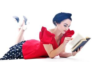 bellissimo giovane donna leggere libro foto