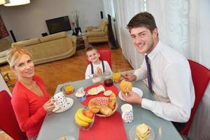 famiglia avere salutare prima colazione a casa foto