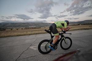 atleta di triathlon in sella a una bicicletta foto