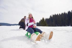 contento giovane coppia avendo divertimento su fresco mostrare su inverno vacanza foto