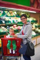 madre con bambino nel shopping foto