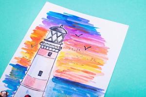 faro su costa di mare. mano disegnato faro. schizzo su il tavolo. foto