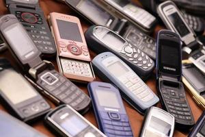 ternopil, Ucraina - aprile 24, 2022 alcuni vecchio Usato antiquato mobile telefoni a partire dal Anni 90-2000 periodo. raccolta differenziata elettronica nel il mercato foto