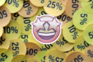 ternopil, Ucraina - Maggio 8, 2022 stella emoji etichetta su grande quantità di giallo adesivi con percentuale valori per nero Venerdì o informatica Lunedi foto