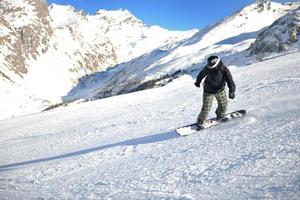 sciare sulla neve fresca nella stagione invernale in una bella giornata di sole foto