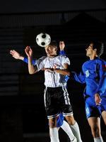 calciatori in azione per la palla foto