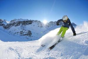 sciare sulla neve fresca nella stagione invernale in una bella giornata di sole foto