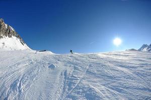 sciare sulla neve fresca nella stagione invernale in una bella giornata di sole foto