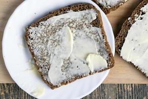 nero segale pane con burro foto