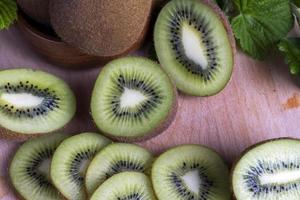 Kiwi frutta tagliare in fette foto