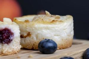 mini torta di formaggio torta con frutta mirtillo Riempimento foto