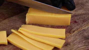 tagliare giallo formaggio a partire dal di mucca latte foto