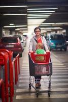 madre con bambino nel shopping foto