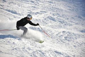 sciare ora nella stagione invernale foto