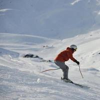 sciare ora nella stagione invernale foto