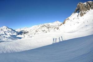 alta montagna sotto la neve in inverno foto