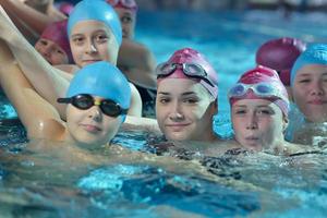 contento bambini a nuoto piscina foto