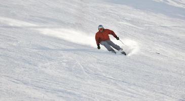 sciare ora nella stagione invernale foto