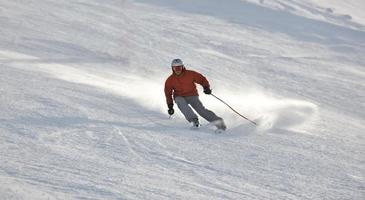 sciare ora nella stagione invernale foto