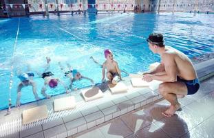 gruppo di bambini felici in piscina foto