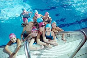 gruppo di bambini felici in piscina foto