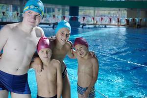 contento bambini a nuoto piscina foto