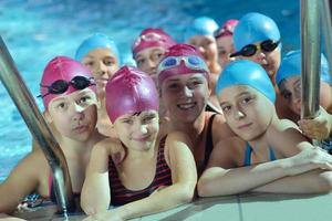 gruppo di bambini felici in piscina foto