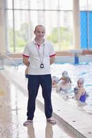 gruppo di bambini in piscina foto