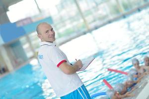 gruppo di bambini in piscina foto