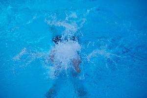 esercizio del nuotatore sulla piscina coperta foto