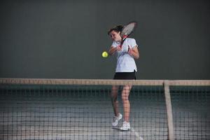 giovane ragazze giocando tennis gioco interno foto