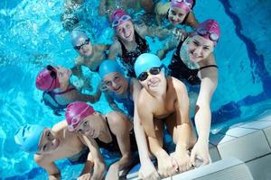 gruppo di bambini felici in piscina foto