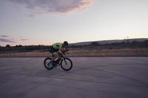 atleta di triathlon in sella a una bicicletta foto