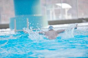 nuotatore nel piscina foto