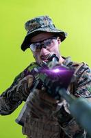 soldato nel azione mirando laser vista ottica verde sfondo foto