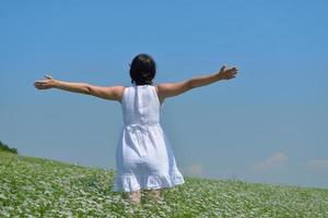 giovane donna felice in campo verde foto