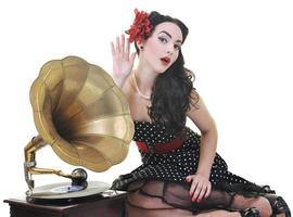 bella ragazza ascoltando musica su vecchio grammofono foto