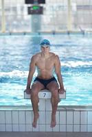 nuoto nel interno piscina foto