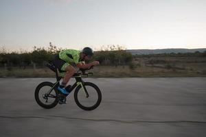 atleta di triathlon in sella a una bicicletta foto