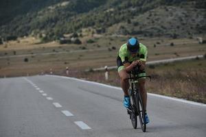 bici da corsa per atleta di triathlon foto