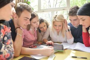 adolescenti gruppo nel scuola foto