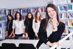 alunno nel biblioteca foto