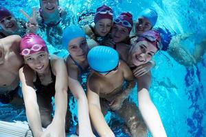 gruppo di bambini felici in piscina foto