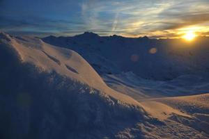 tramonto di neve in montagna foto