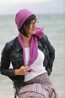 bellissimo giovane donna su spiaggia con sciarpa foto