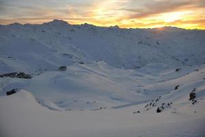 tramonto di neve in montagna foto