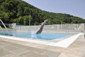 bellissimo donna rilassare su nuoto piscina foto