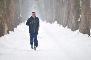 uno più vecchio uomo in esecuzione a vicolo foto