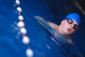 .ragazzo nel nuoto piscina foto