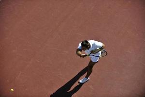 il giovane gioca a tennis foto